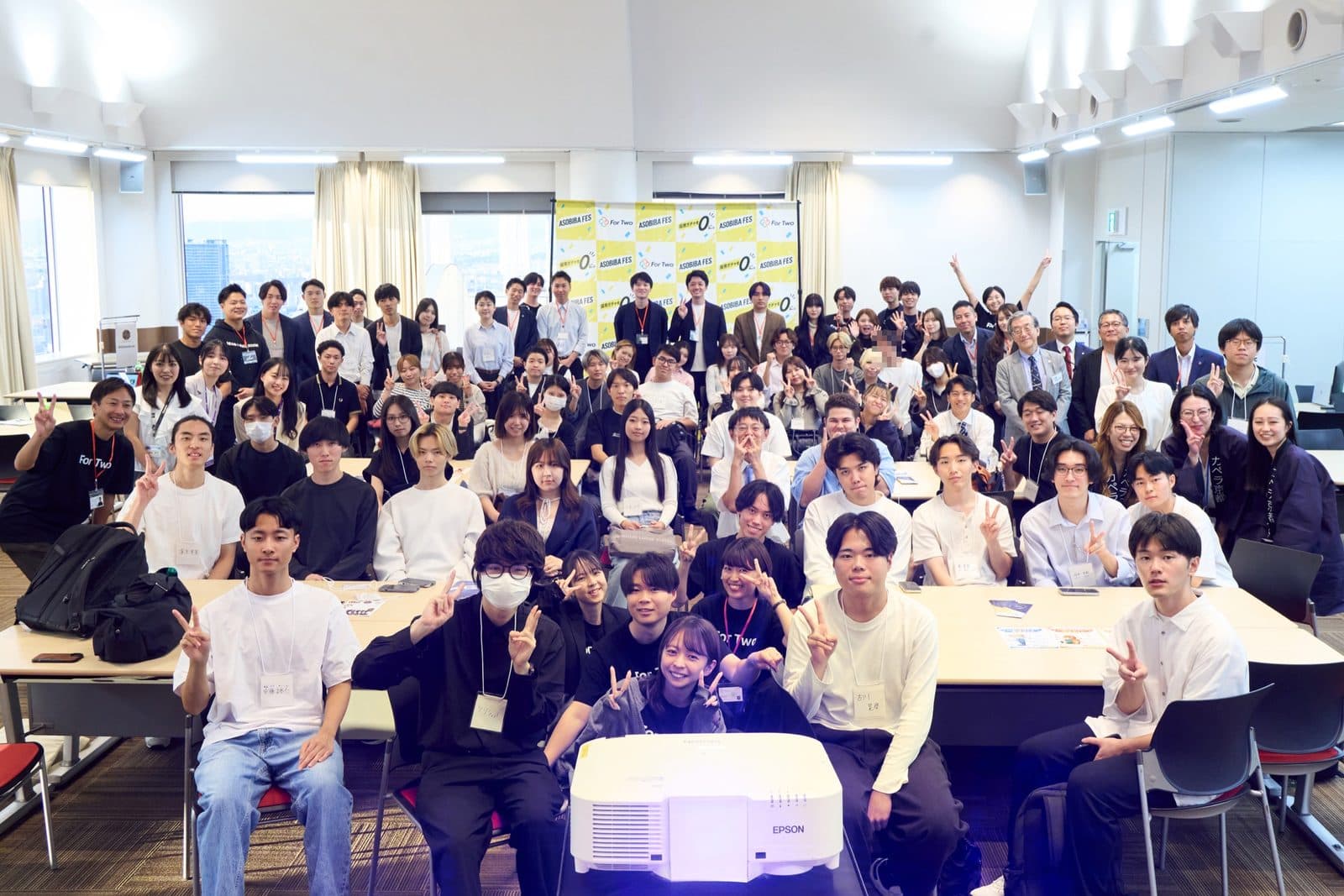 ASOBIBA FES 2026に参加した学生と出展企業の社員の集合写真