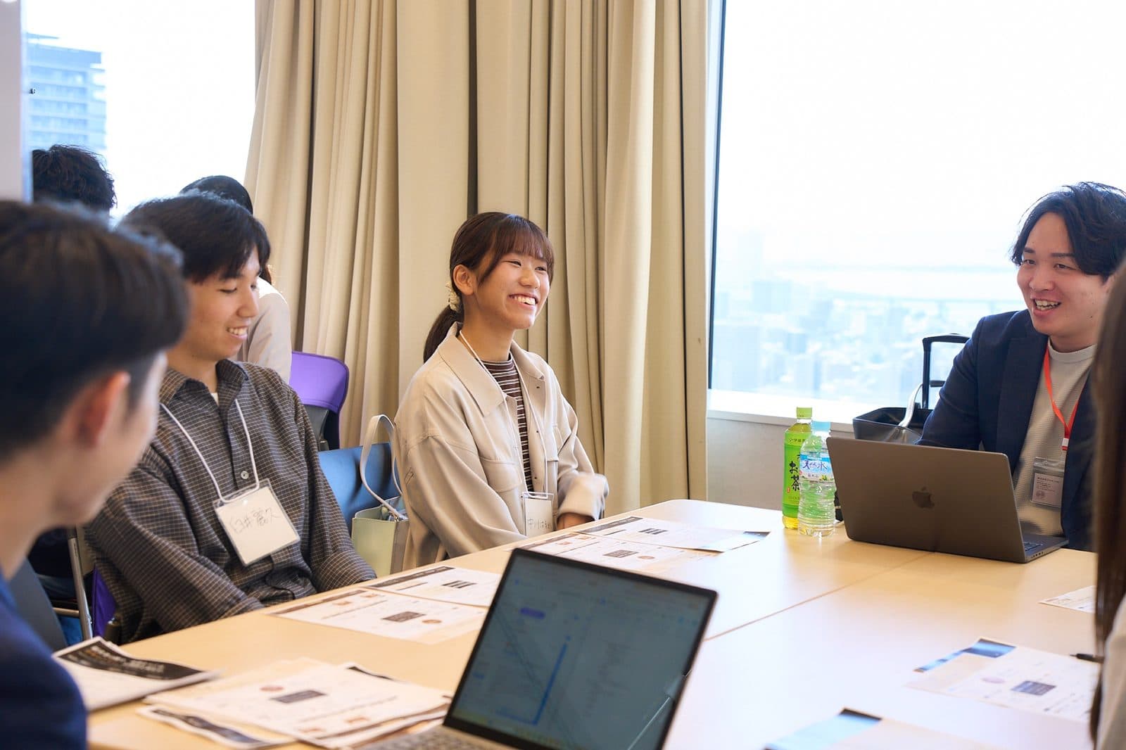 ミッションラリーに取り組む学生と社員